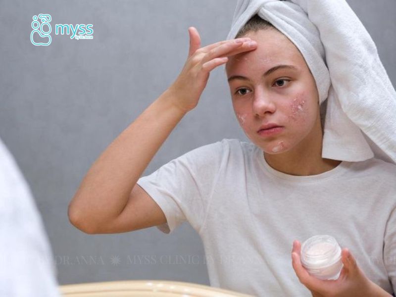 Hướng dẫn cách điều trị mụn kích ứng an toàn