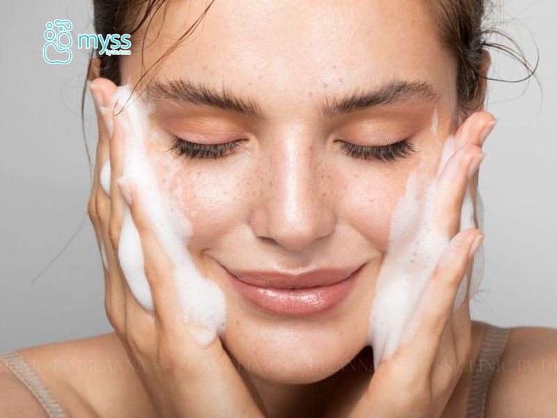 Mặt nổi mụn nhiều phải làm sao?