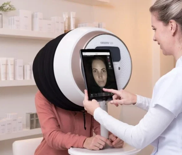 Bước 1: Thăm khám ban đầu. Bác sĩ trao đổi về tình trạng da và mong muốn của khách hàng