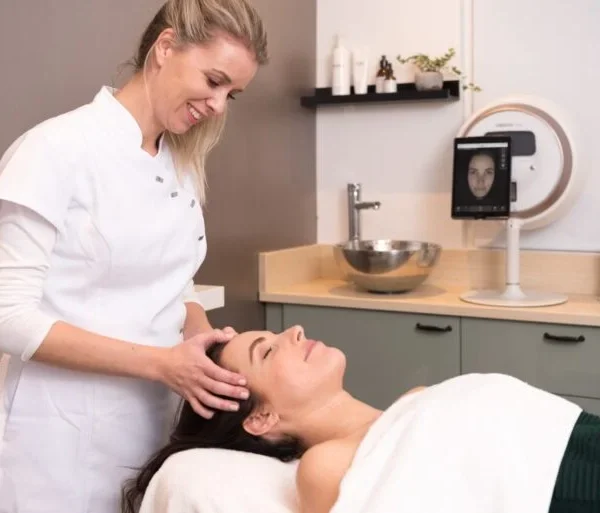 Bước 3: Phân tích và tư vấn. Bác sĩ giải thích chi tiết từng vấn đề da