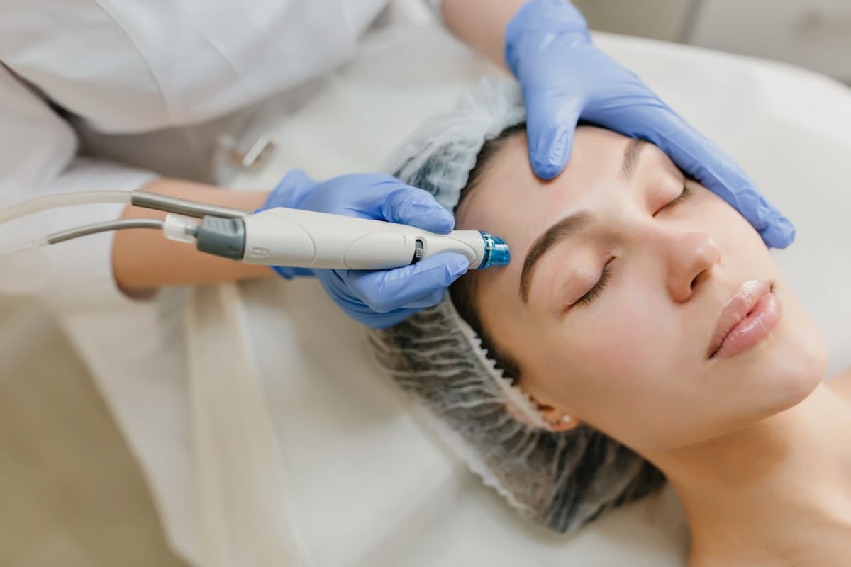 Bác sĩ thực hiện liệu trình chăm sóc da công nghệ RF điện di tại Myss Clinic